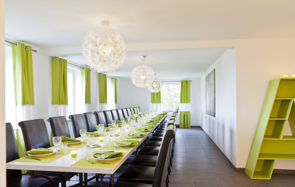 FS4-Luxury-villas-105136-02-Saint-Hubert-dining-room-1460092-1L